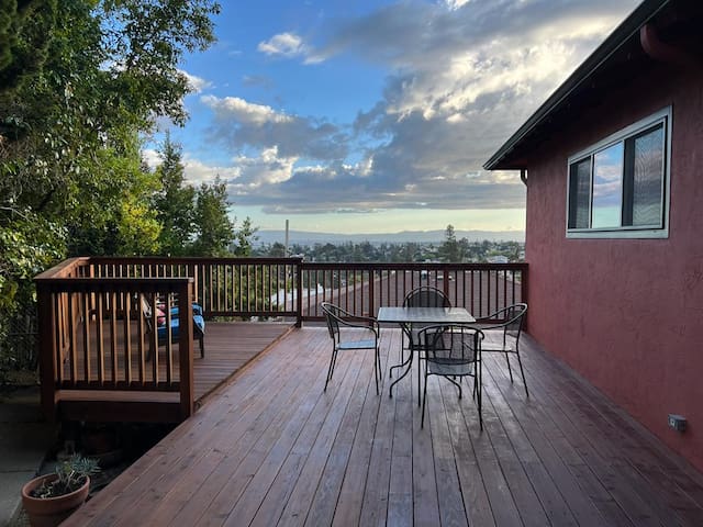 Charming 3 BR Home Near Redwood Park w/ Bay Views