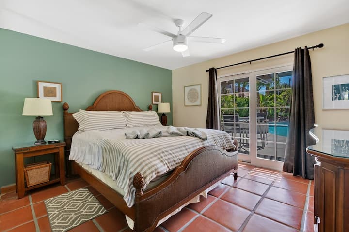 Dhoma kryesore e gjumit me krevat dopio "king" dhe hyrje në oborrin e pasmë