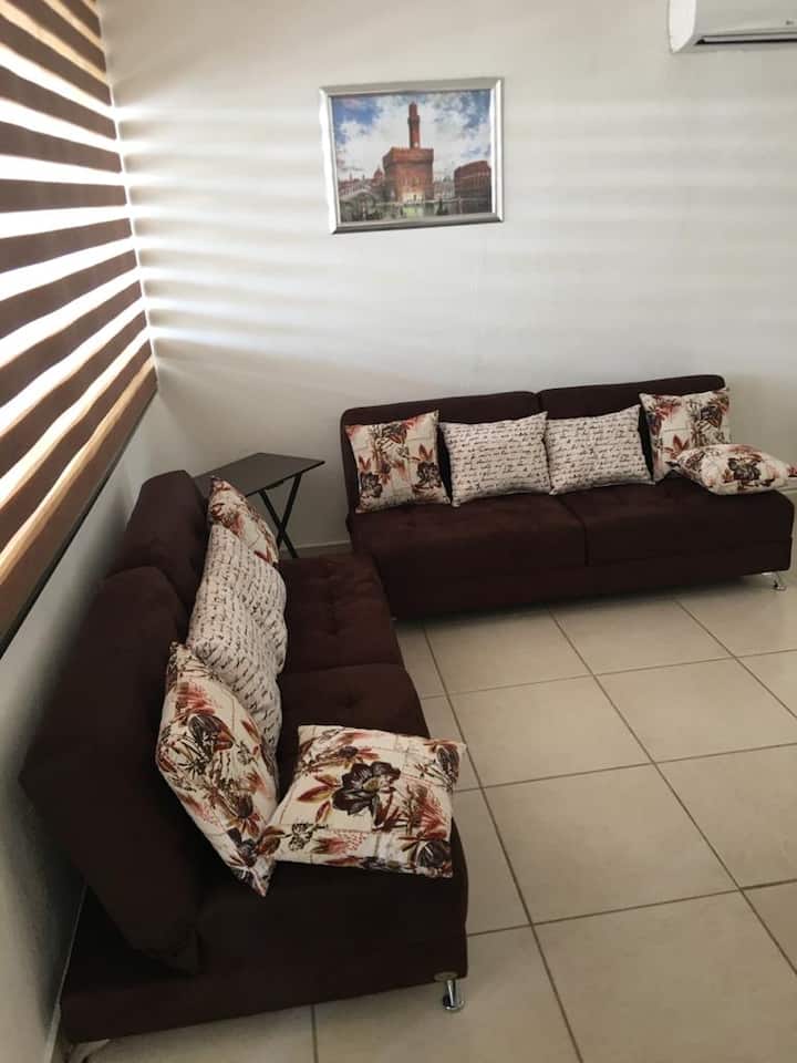 Sala de estar, que ambos sillones se convierten en sofá-cama