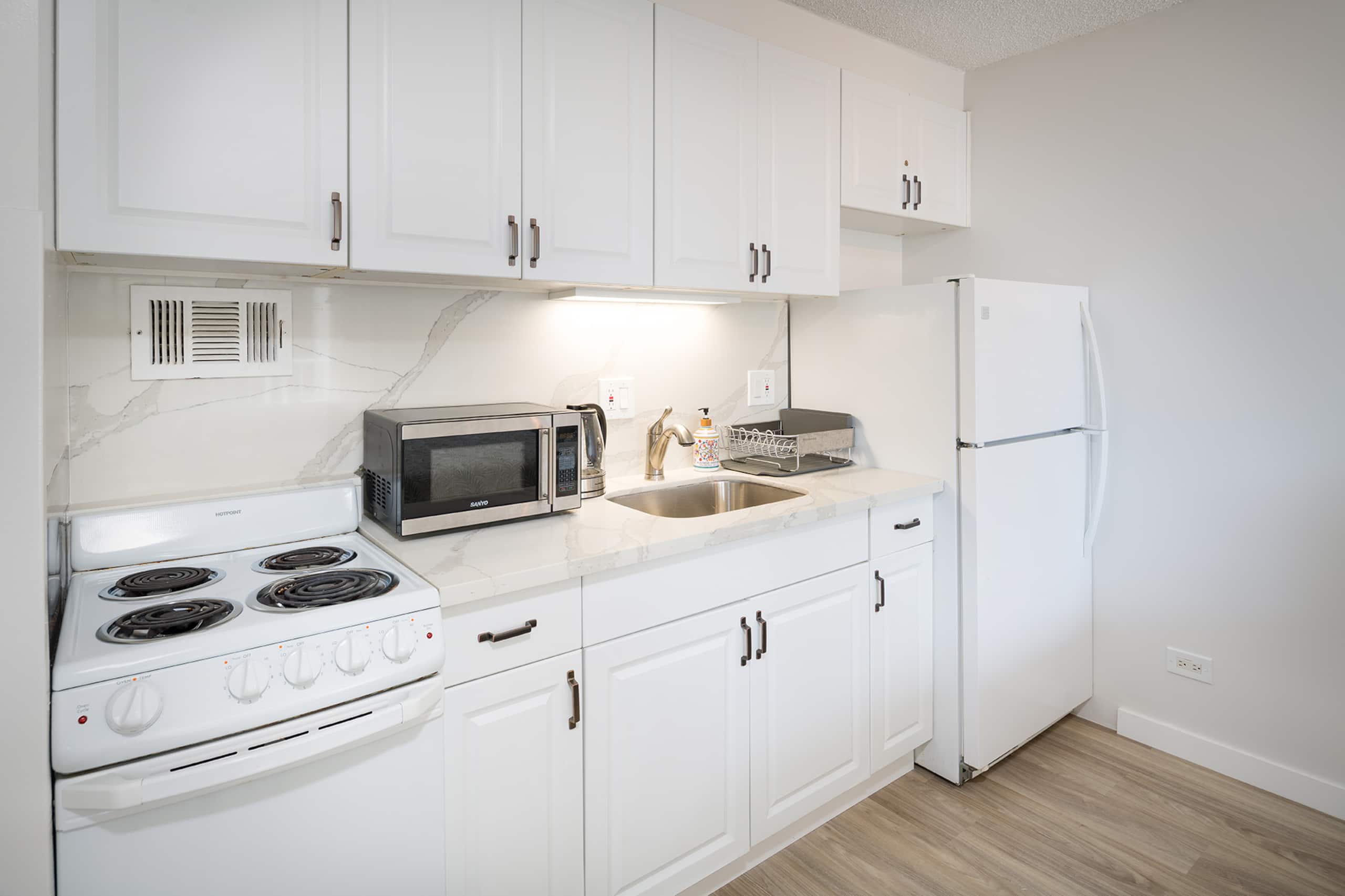 Condo in Honolulu · ★4.47 · Studio · 3 beds · 1 private bath - Image 2
