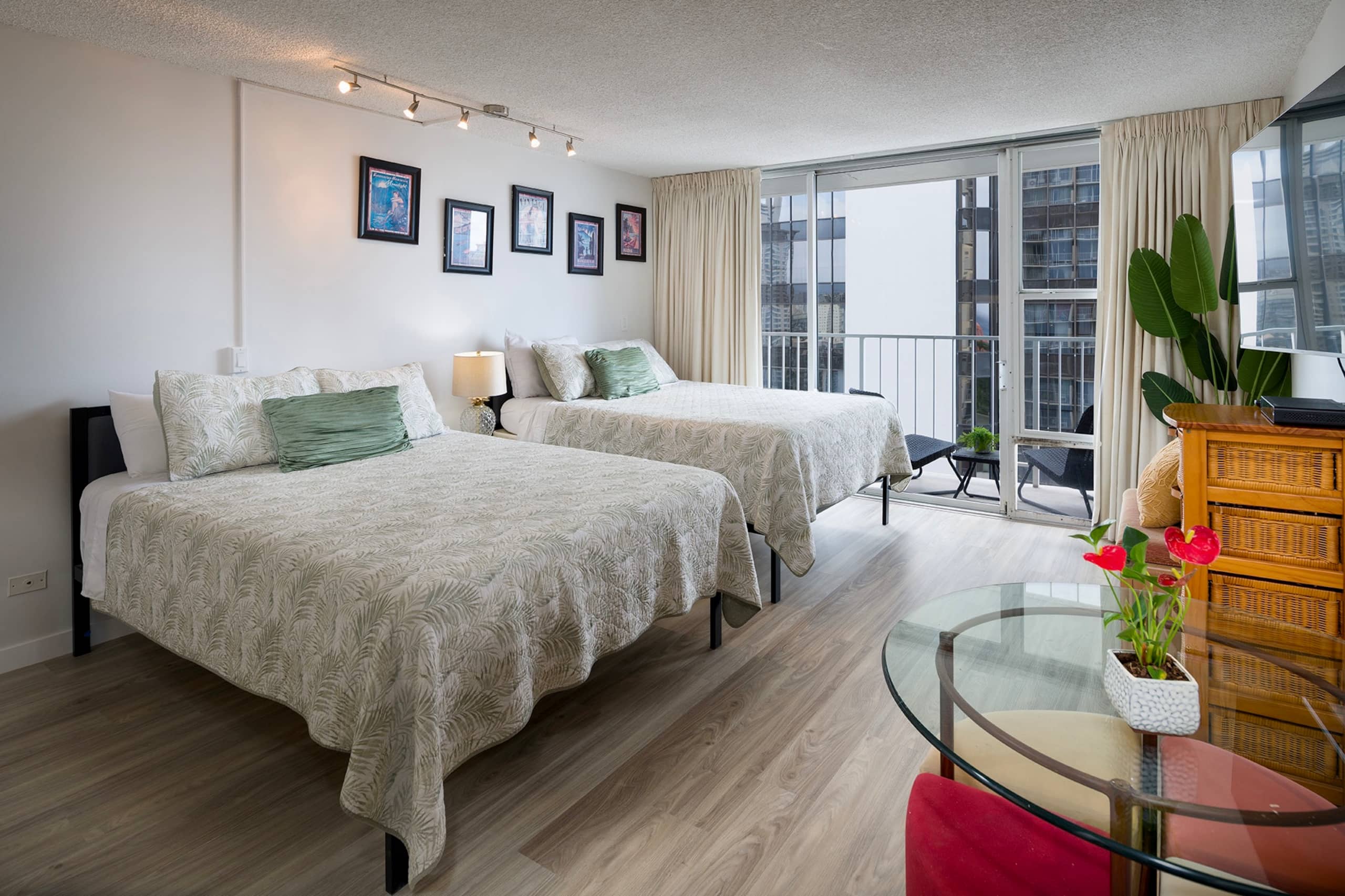 Condo in Honolulu · ★4.47 · Studio · 3 beds · 1 private bath - Image 12