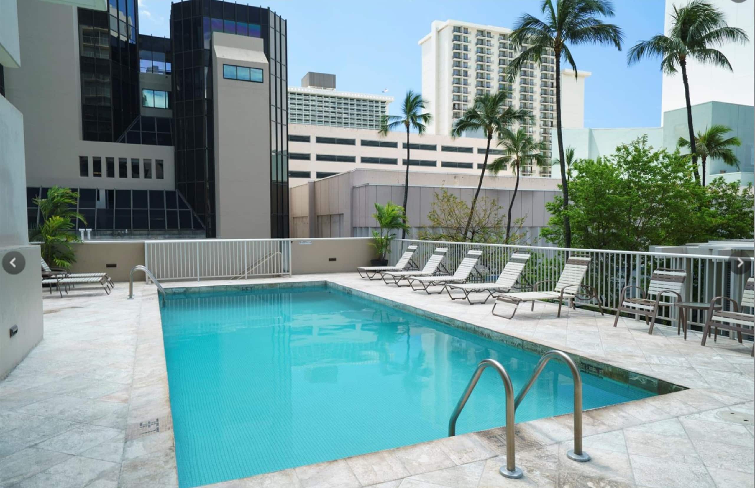 Condo in Honolulu · ★4.47 · Studio · 3 beds · 1 private bath - Image 11