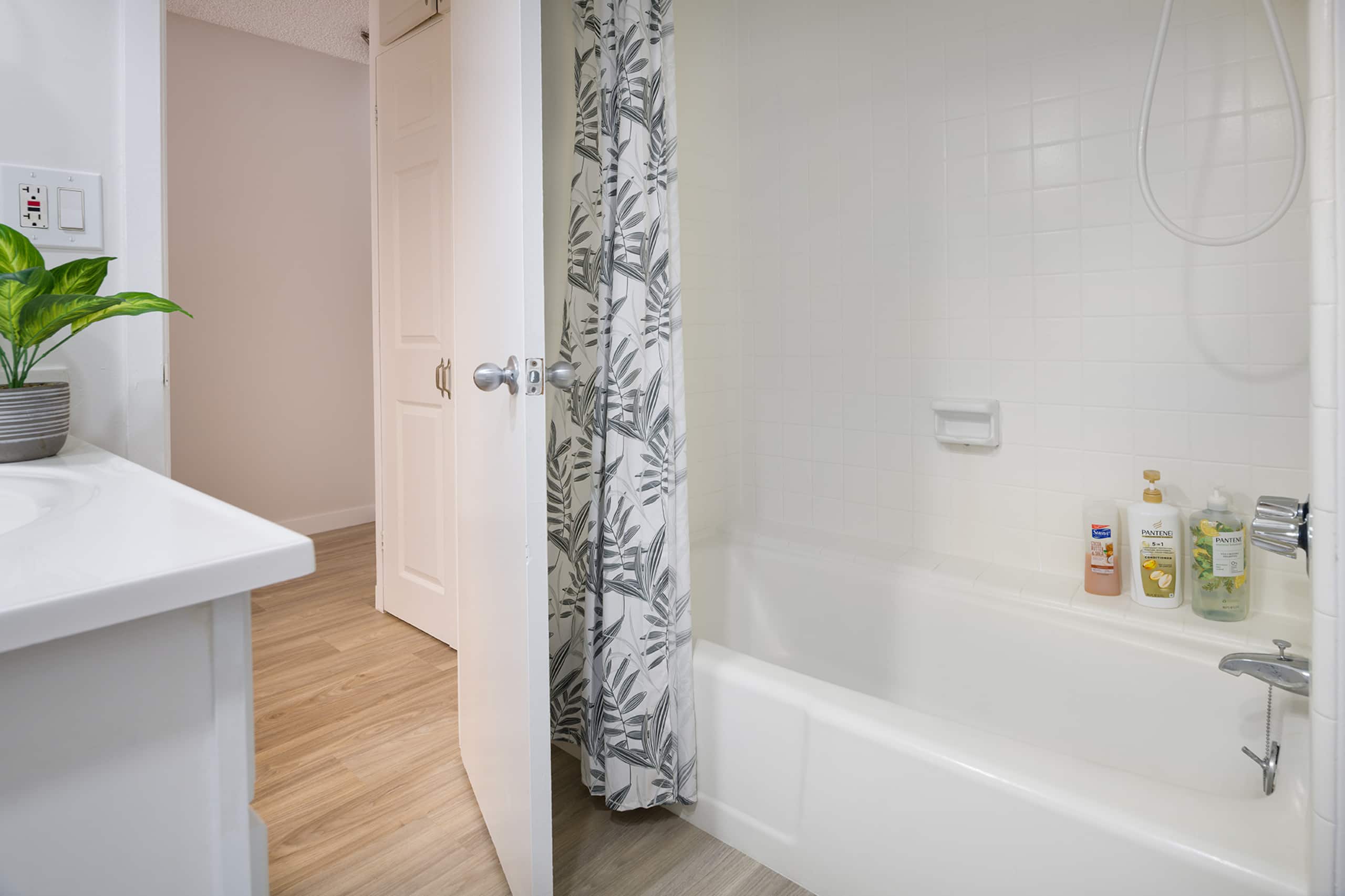 Condo in Honolulu · ★4.47 · Studio · 3 beds · 1 private bath - Image 4