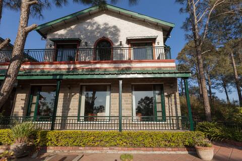 Lux Pool Table Villa w/Cook | BBQ, V are Family