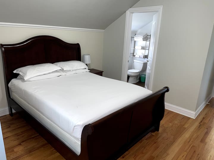 غرفة النوم الرئيسية في الطابق العلوي رقم4
سرير كوين
- حمام كامل مزود بحوض استحمام ورأس دش - حوض
--
مرحاض