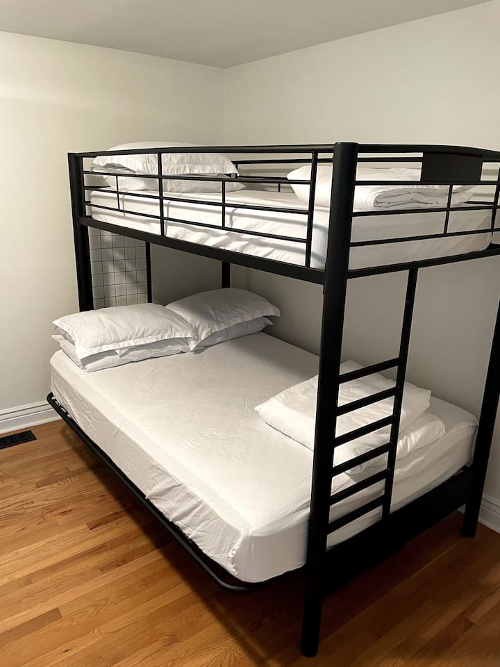 غرفة نوم في الطابق السفلي #1
- مجموعتان من الأسرّة بطابقين 
-2 مراتب مزدوجة
-2 مراتب كاملة