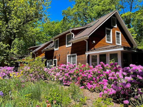 Stunning 8-br: Pool/River/Trails/Woods/Farm/Beach
