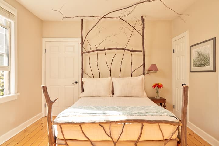 Апартаментът Ironwood с 2 - ра спалня с 2 отделни легла и две единични легла, с капацитет за 4 души.