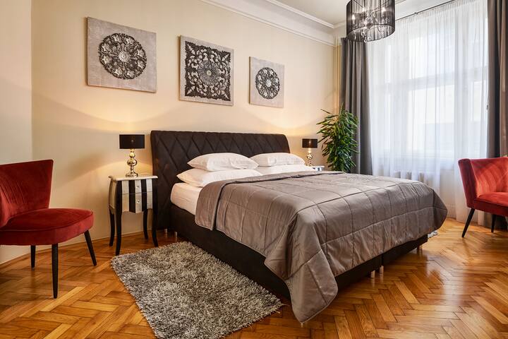 Cosily furnished apartm, unique terrace,AC,Prague1 gallery image 2