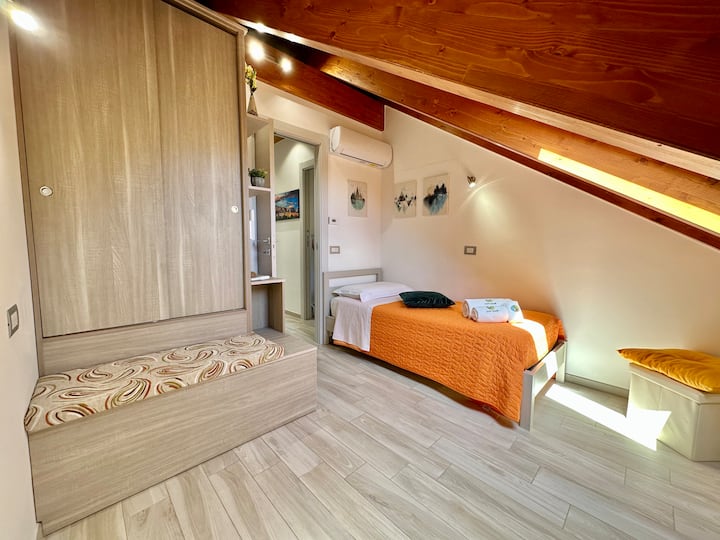 Jednolôžková spálňa s klimatizáciou.