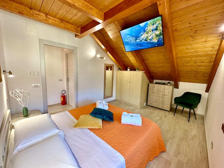 Spálňa s manželskou posteľou, 43-palcovou inteligentnou TV a klimatizáciou.