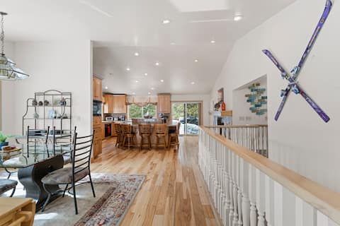 Beautiful Lake Tahoe Large Home w/ Pool table