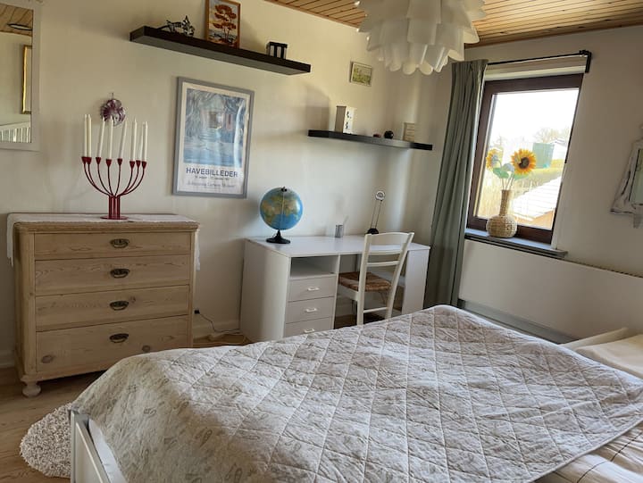 Стая 1 - ви етаж на запад.
1 двойно легло и две малки легла плюс бюро