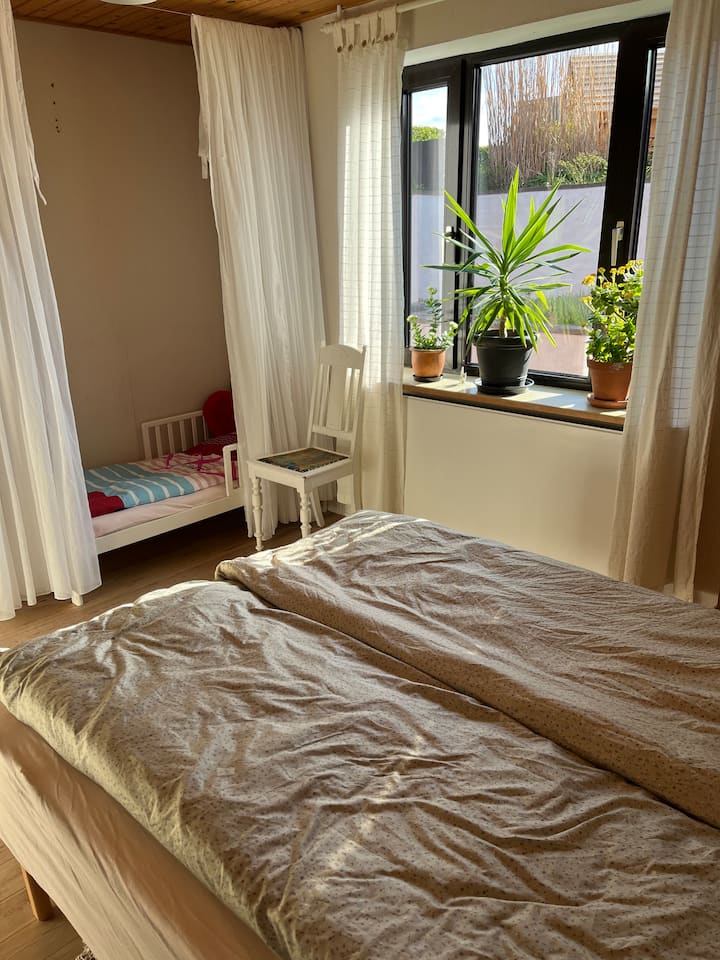 Спалня на приземния етаж.
Едно скръбно легло 140 см и
зад завесата има детско легло с дължина 160 см