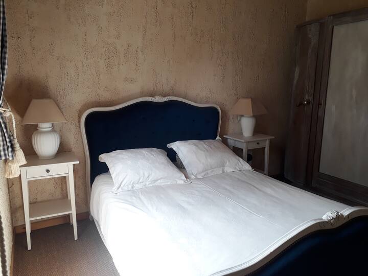 غرفة نوم زرقاء مزدوجة في الطابق الأرضي