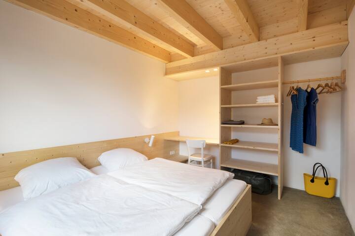 חדר שינה (שניים מתוך חמישה), חדר אחר זהה