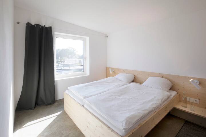 חדר שינה (אחד מתוך חמישה), אחר זהה