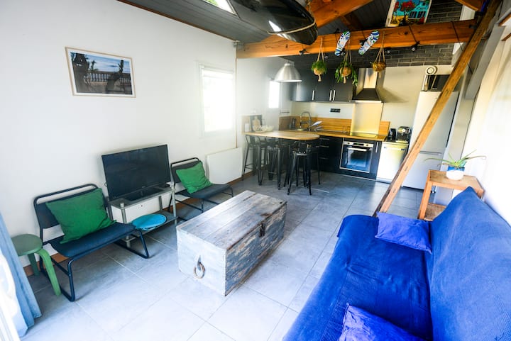 Всекидневна и кухня от 20 м2 
С много удобен разтегателен диван
С изглед към спалня 2 в Мецанин. 
