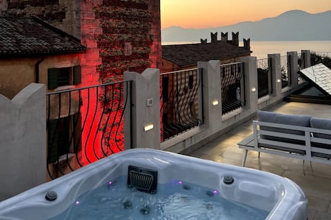 Annuncio Airbnb popolare: "La Castellana" exclusive harbor-view suite a Torri Del Benaco