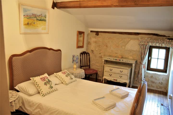 غرفة نوم بسرير من طابقين