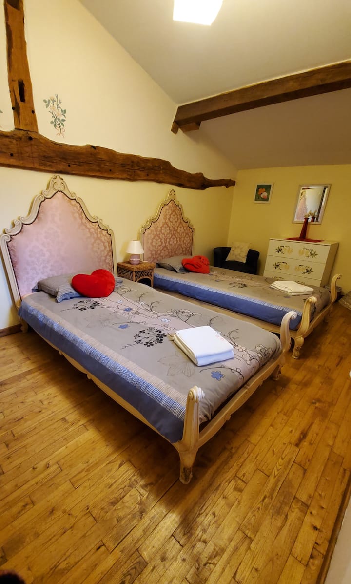 غرفة بسريرين مفردين