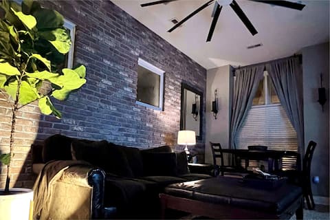 Top Airbnb: βππβ― β― Uptown Smart Loft Staycation in First Ward