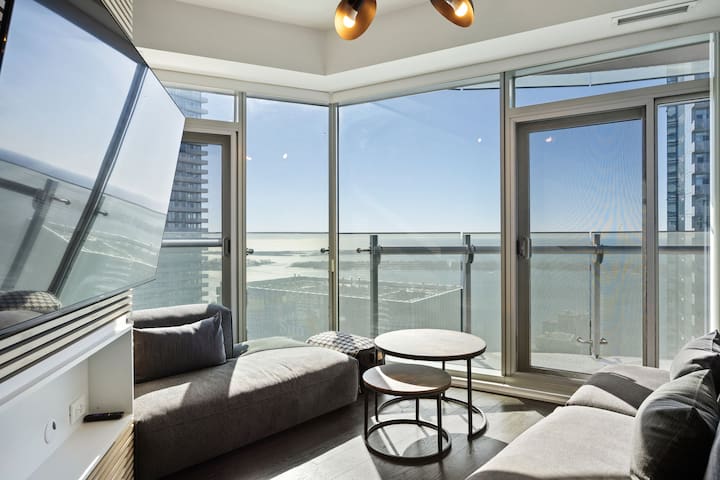 3 Bedroom 2 Bath Waterfront Condo w Free Parking gallery image 2