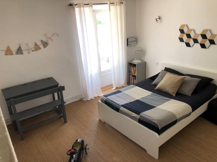 Chumba cha kulala 1: usanidi wa awali wa kitanda mara mbili, kitanda cha mtoto kinachowezekana (baada ya ombi)