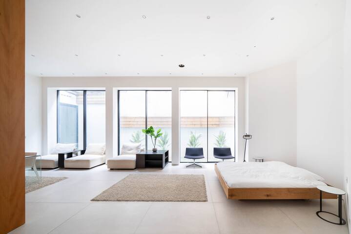 Impressive Modern London House with Huge Spaces gallery image 2