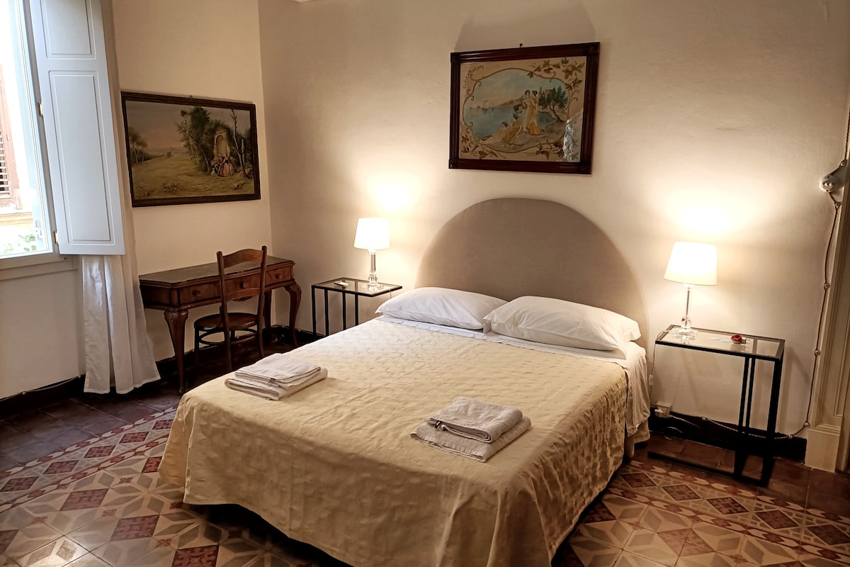 двойна спалня с прозорец към вътрешната градина