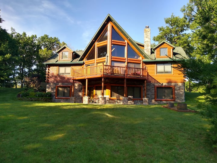 Luxury Lodge on Castle Rock Lake Cabins for Rent in Mauston