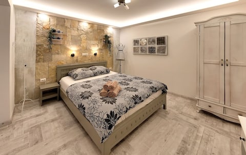 Studio-apartment with swimming pool in city center