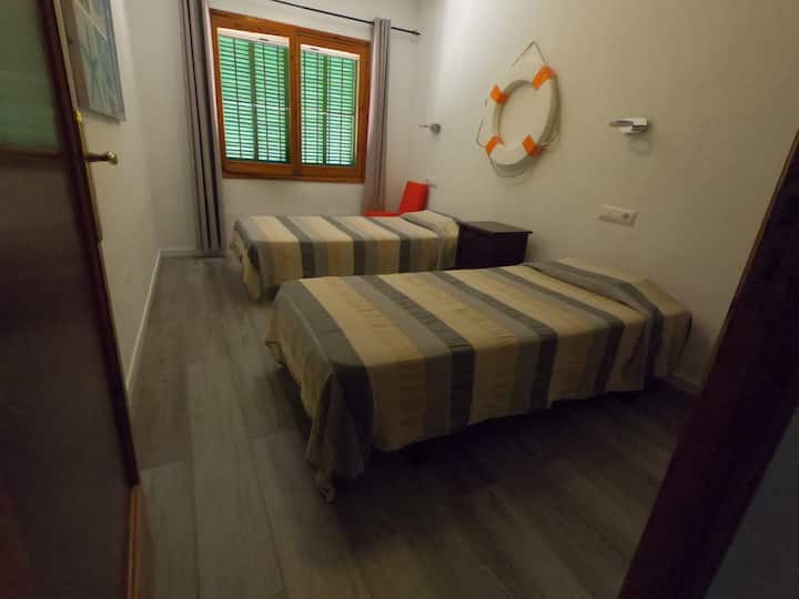 La habitación con cama doble