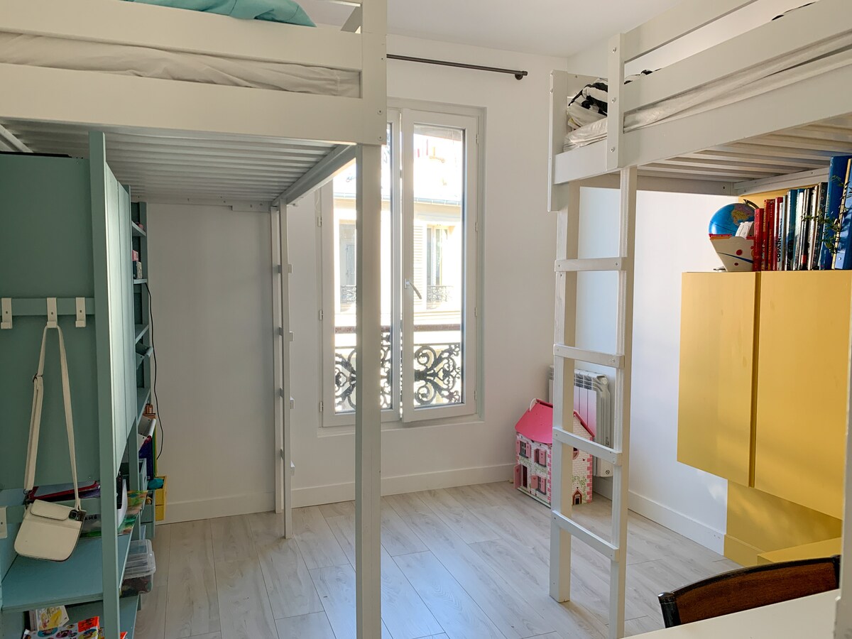 第二间卧室配有一张书桌，夹层有两张单人床。