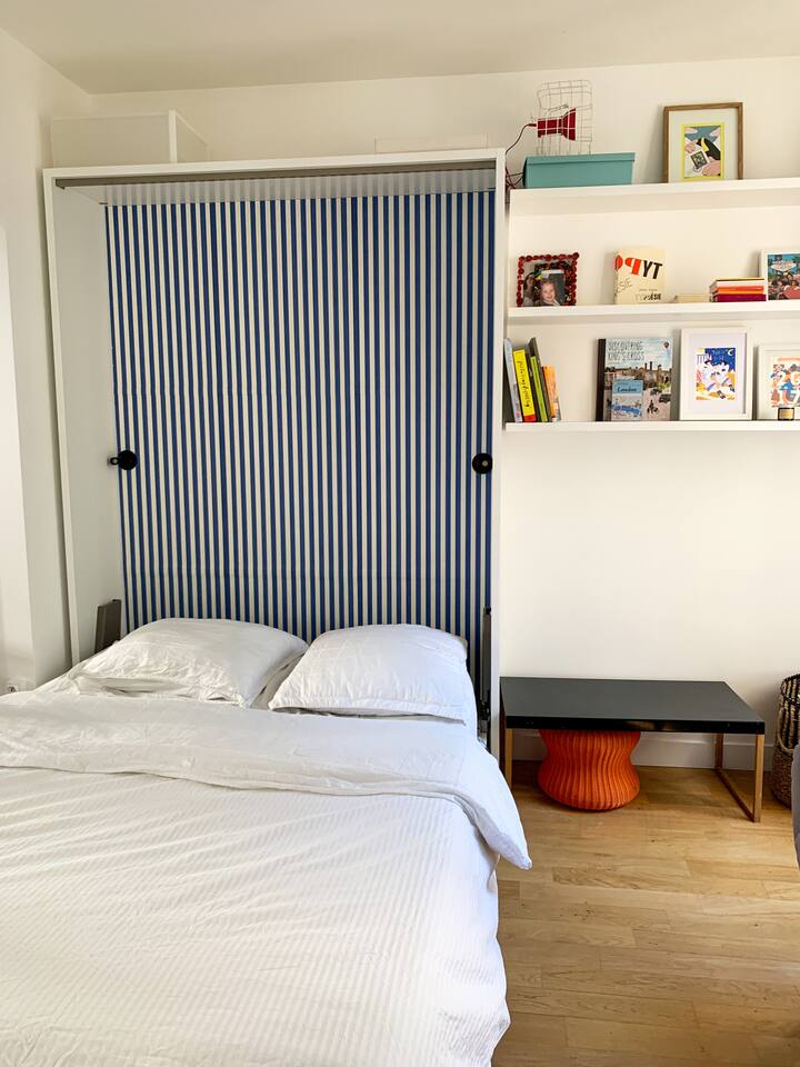 Всекидневна, която се превръща в основна спалня за нощувка благодарение на сгъваемо легло.