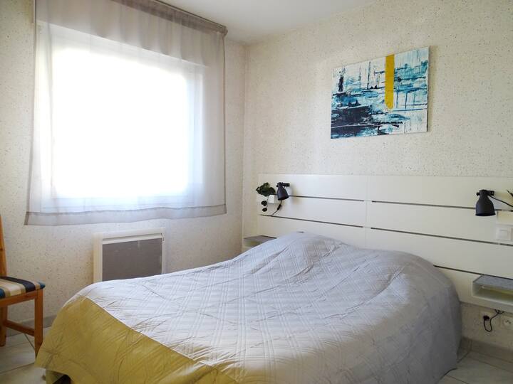 Dormitorio luminoso con cama doble y estantes y armario grandes en el armario. Para una muy pequeña, hay una cama para bebés con un colchón extra cómodo disponible para que los padres la usen.
Así como un cambiador y una silla alta.