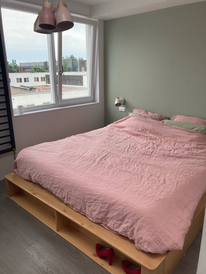 Спалня с голямо двойно легло