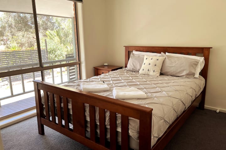 Spavaća soba 2
bračna kreveta (1,6x2)