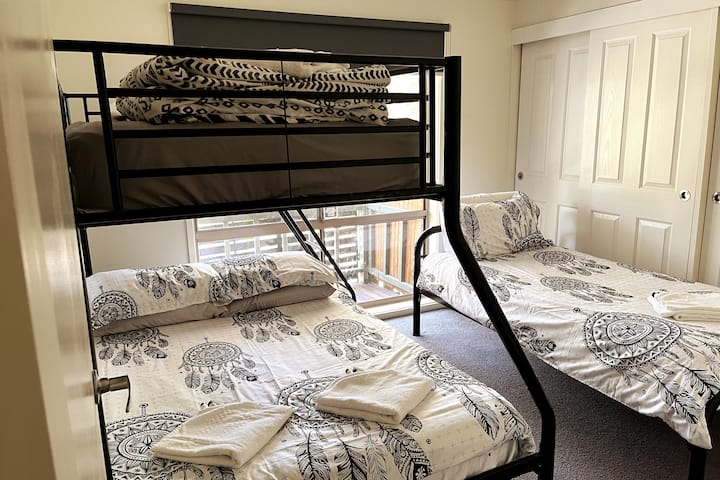 Spavaća soba 3
Bračni 
krevet za jednu osobu x 2