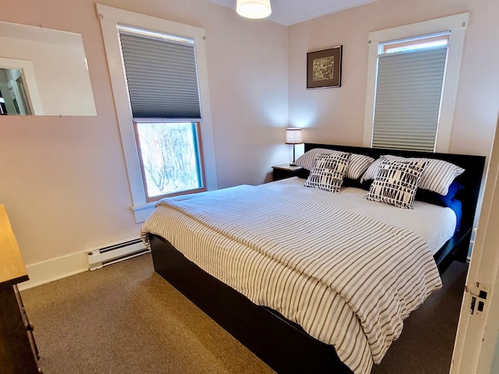 Camera da letto matrimoniale grande al 1 ° piano