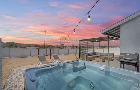 Hot Tub / 5 Mi. to JTNP / Fire pit | LOST HOUSE