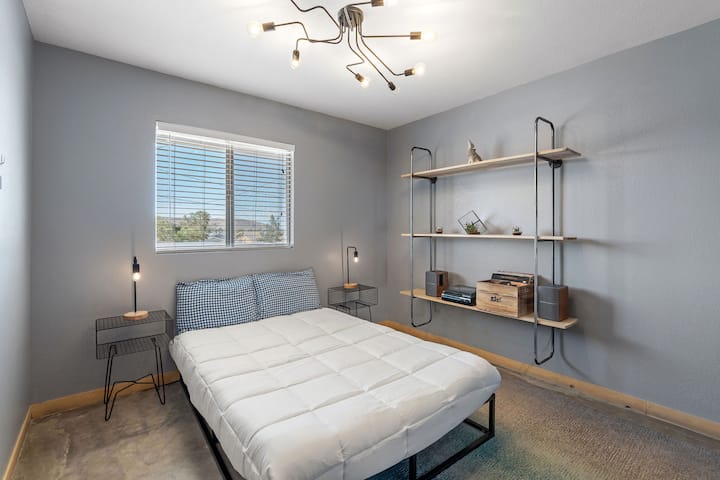 Guest bedroom with Full Bed