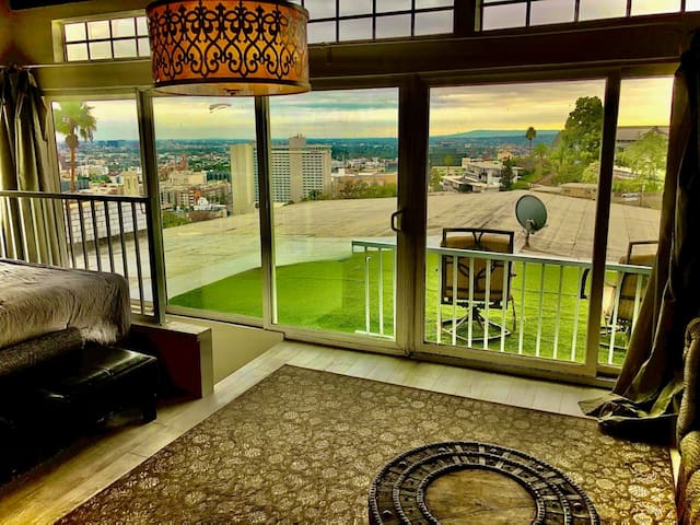 Hollywood Hills Hilltop Penthouse – Amazing Views!