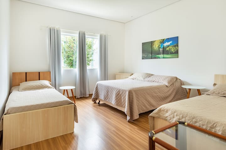 Spálňa 2 - manželská posteľ a dve samostatné postele  majú vlastnú kúpeľňu s vlastnou kúpeľňou. Nie je to vlastná kúpeľňa. 