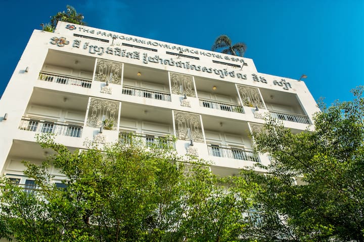 Frangipani  Palace Hotel
