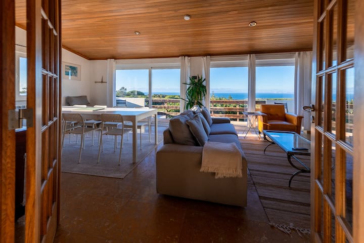 Entire home with 5 bedrooms in South lisbon - Beach home with sea view, garden & heated pool