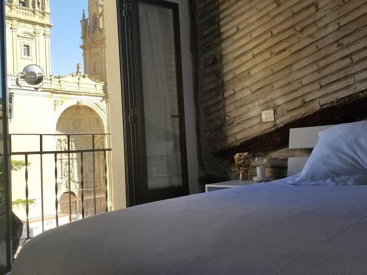 Cozy studio, amazing views of the Cathedral