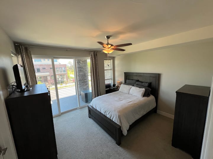Primært soveværelse - queensize-dobbeltseng og privat balkon mod øst med udsigt over Denver