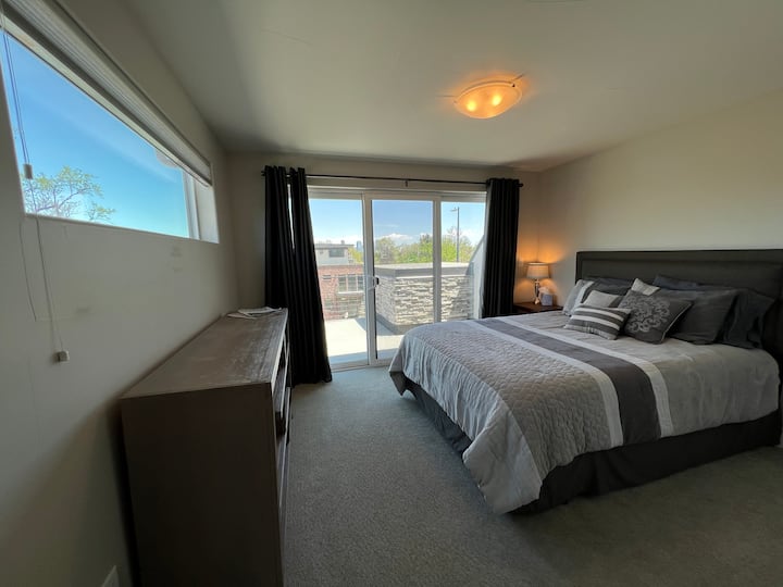 Fjerde soveværelse - queensize-dobbeltseng og privat østvendt balkon med udsigt over Denver' skyline og Mile High Stadium