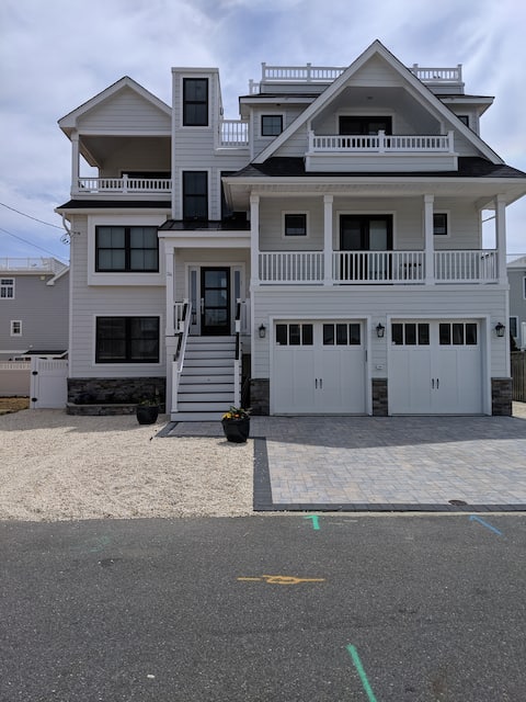 Oceanside beach house retreat- 7 bedrooms